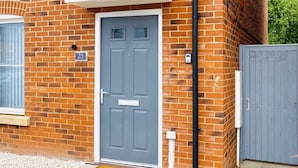 Exterior - The Canal View Villa (Warwick)