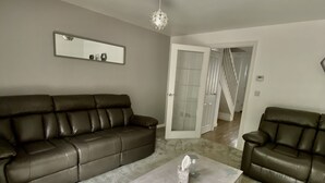 Three-Bedroom House | Living area - The Canal View Villa (Warwick)