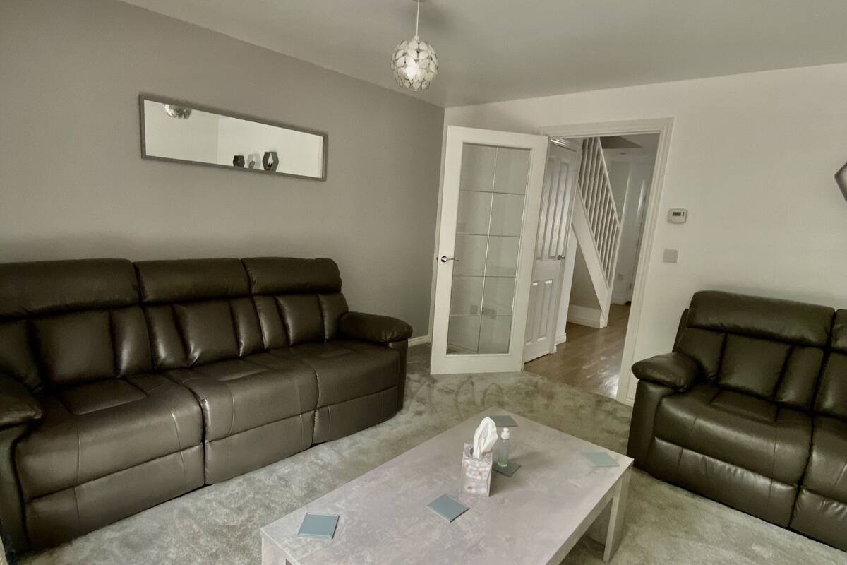 Habitación de lujo, 3 habitaciones | Área de sala de estar | Smart TV