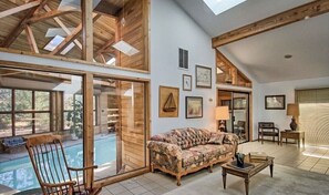 Smart TV, fireplace, DVD player, ping pong - River Retreat+ Indoor Pool & Hot Tub on 3.5 Acres (Lewiston)