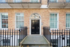 Exterior detail - Modern apartment with sofa bed, patio and private entrance (London)