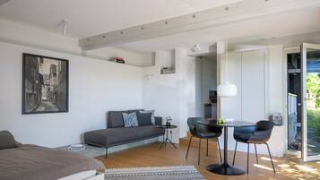 Smart-TV, bøker, musikkbibliotek og stereoanlegg