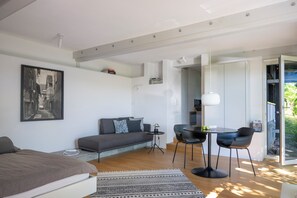 Smart-TV, Bücher, Musikbibliothek, Stereoanlage