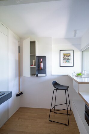 Interior - Modern Minimalistic Seeblick Design Studio mit Küche, Terrace und Parkplatz (Sipplingen)