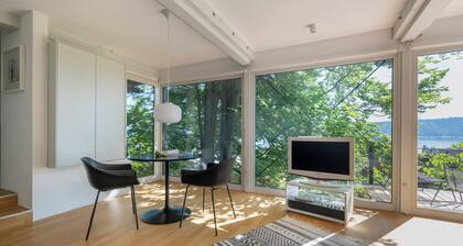 Modern Minimalistic Seeblick Design Studio mit Küche, Terrace und Parkplatz