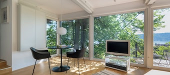 Modern Minimalistic Seeblick Design Studio mit Küche, Terrace und Parkplatz