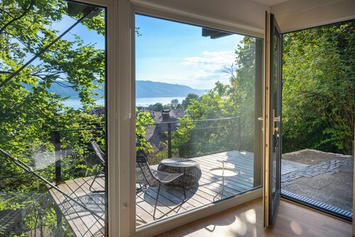 Modern Minimalistic Seeblick Design Studio mit Küche, Terrace und Parkplatz