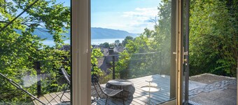 Modern Minimalistic Seeblick Design Studio mit Küche, Terrace und Parkplatz