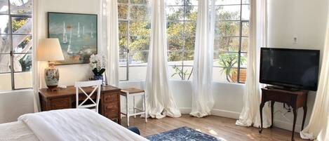 4 bedrooms, iron/ironing board, WiFi, bed sheets