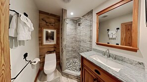 Een douche, handdoeken