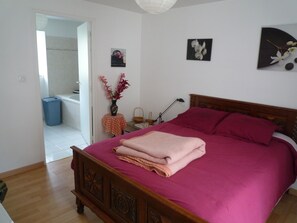 4 Schlafzimmer, Schreibtisch, Bügeleisen/Bügelbrett, WLAN