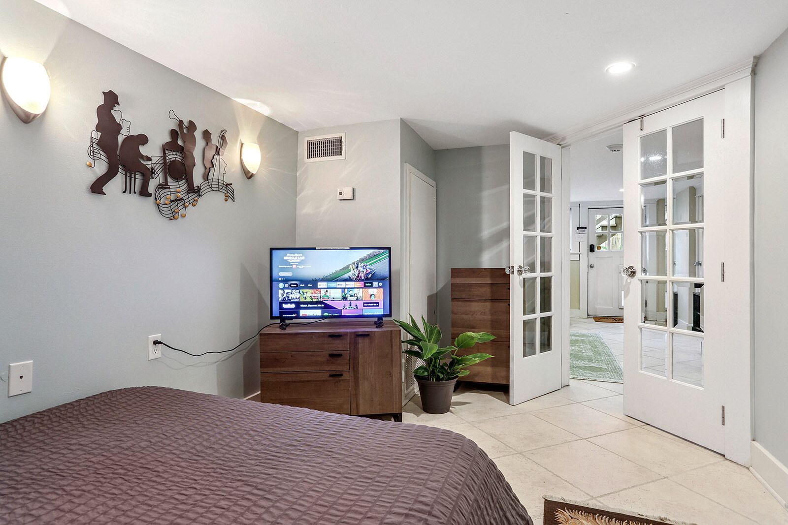 1 habitación, tabla de planchar con plancha, wifi gratis y ropa de cama 