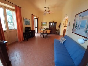 Smart TV, reproductor de DVD, libros y estéreo 