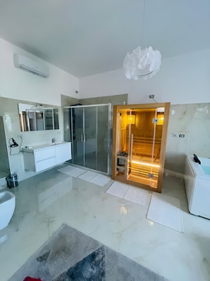 Bathtub, hair dryer, bidet, towels - Guest House " La Corte" - Royal Purple.  Elegance and refinement. (Zungoli)