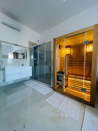 Interior. Guest House " La Corte" - Royal Purple. Elegance and refinement.