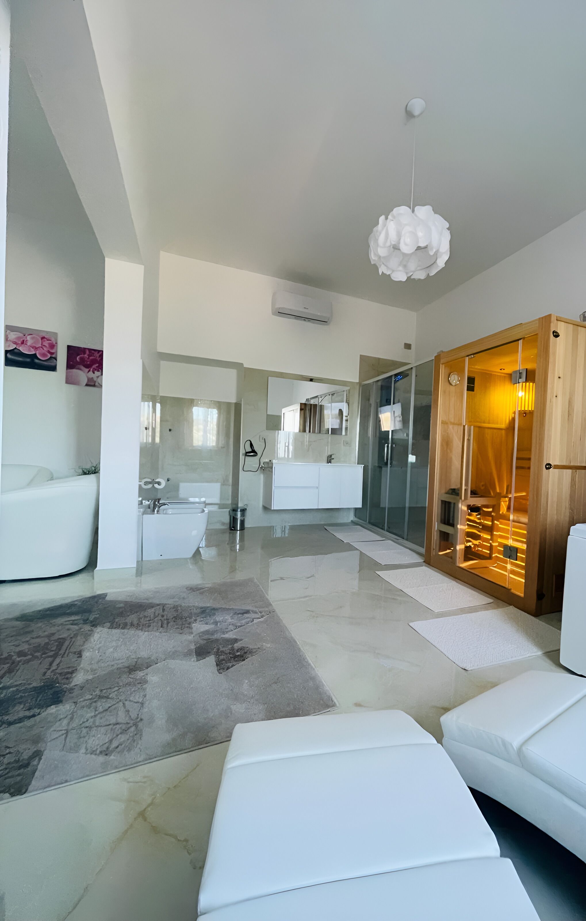 Badekar, hårtørrer, bidet, håndklæder