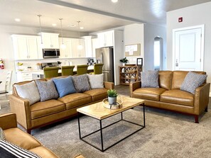 Smart-TV, videospill, fotballspill og bordtennis