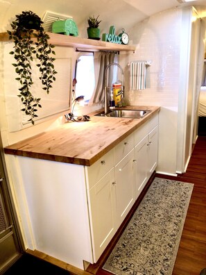 Kühlschrank, Mikrowelle, Wasserkocher mit Kaffee-/Teezubehör, Toaster