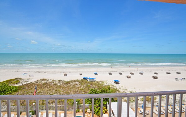 Am Strand, Liegestühle, Strandtücher