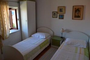 2 bedrooms, iron/ironing board, internet, bed sheets