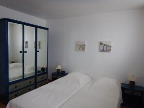 2 bedrooms, iron/ironing board, free WiFi, bed sheets - Charming, fully renovated gîte 10 minutes' walk from the beach (Louannec)