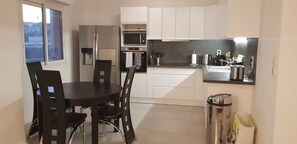 Frigorífico, microondas, horno y placa de cocina