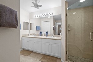Combined shower/tub, towels