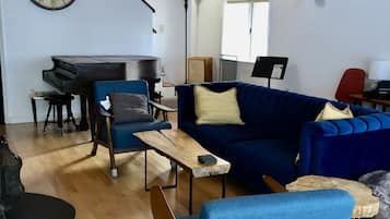 Smart TV, reproductor de DVD, biblioteca musical y videoteca