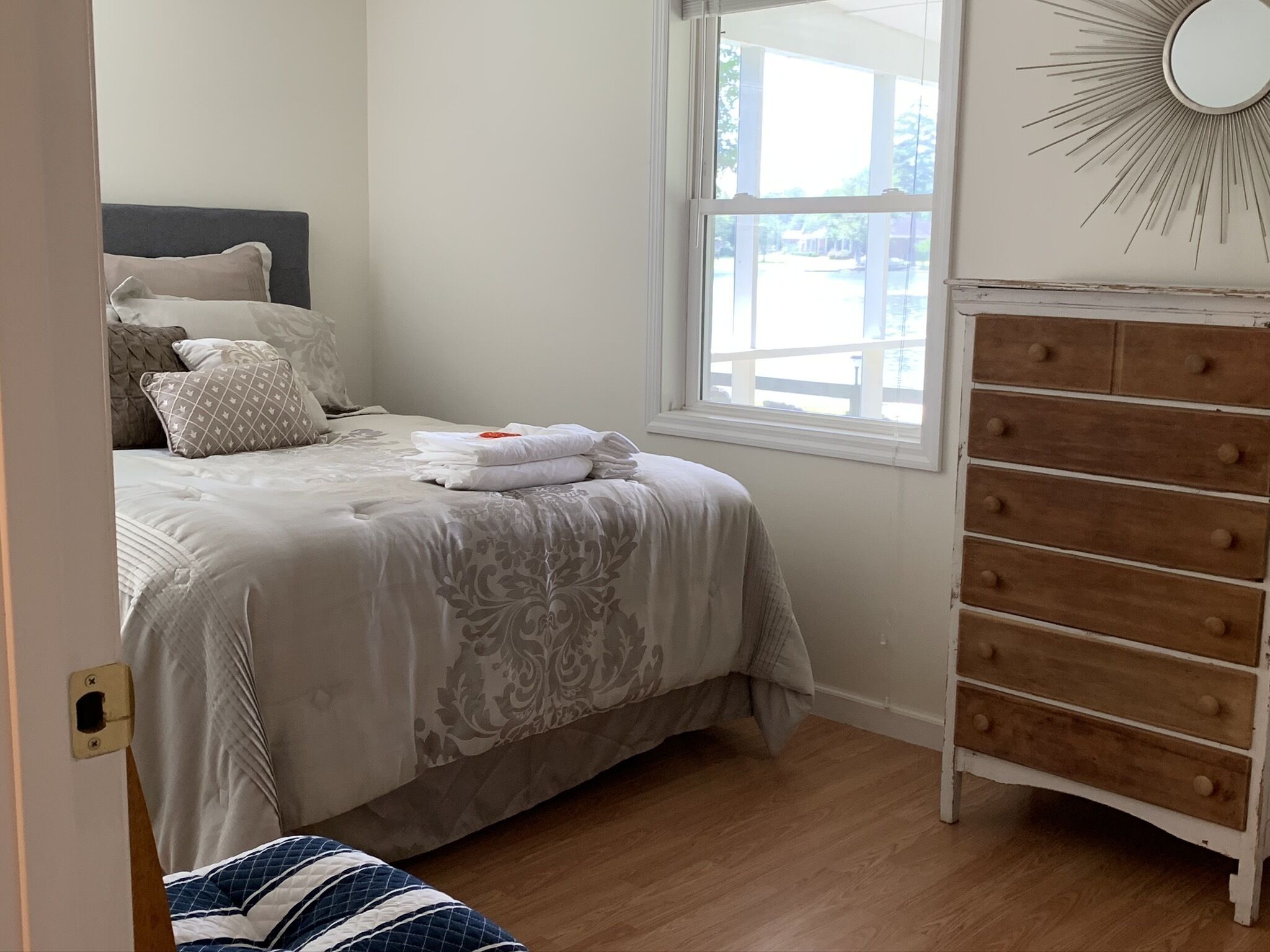 2 多间卧室、免费 WiFi、床单