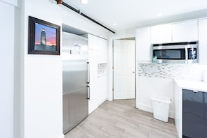 Interior - BEACH SUITE - 2 King Beds, Kitchen, Pool Hot Tub, Walk to Beach, Pet Friendly (Rehoboth Beach)