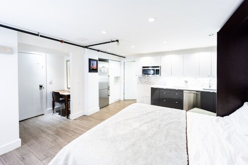 BEACH SUITE - 2 King Beds, Kitchen, Pool Hot Tub, Walk to Beach, Pet Friendly