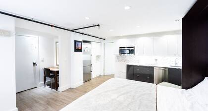 BEACH SUITE - 2 King Beds, Kitchen, Pool Hot Tub, Walk to Beach, Pet Friendly