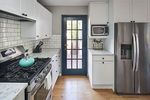 ثلاجة، ميكروويف، فرن، موقد طهي مسطح