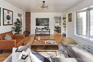 تلفزيون ذكي، مدفأة، مكتب