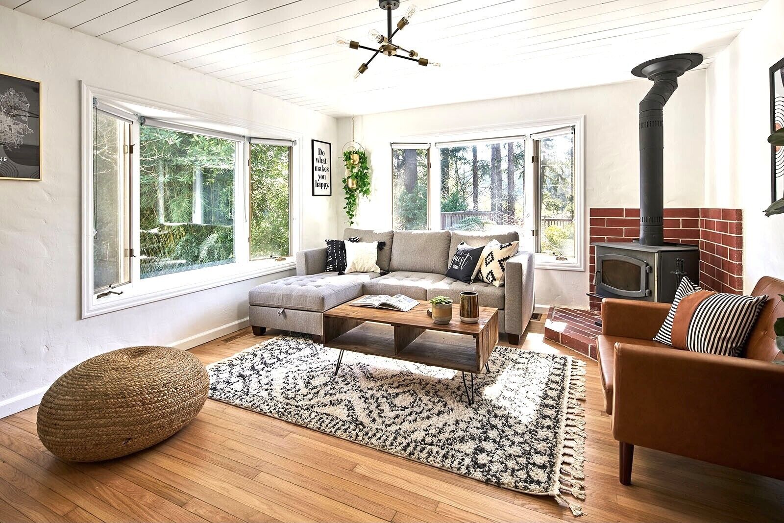 Smart TV, chimenea y oficina 