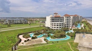 Ein Hotel mit Poolanlage, mehreren Gebäuden und Blick auf den Strand.