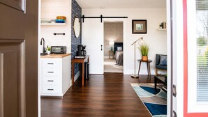 Ein modernes Interieur mit Küche, Essbereich und Schlafzimmer.