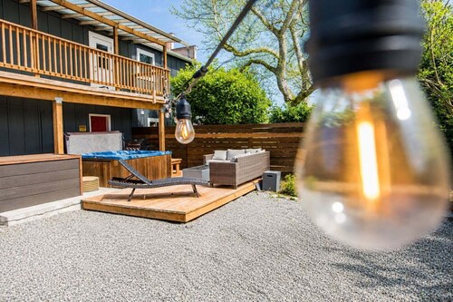 Haunted Saloon Suite - Hot Tub - Pet Friendly - Fenced Yard - Private Downstairs