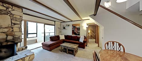 Télévision, cheminée, lecteur de DVD