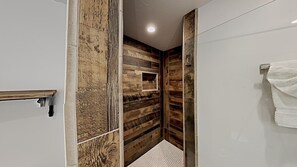 Een douche, handdoeken