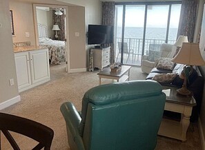 Smart TV, Netflix, DVD player, streaming services