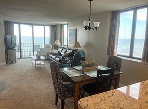 Smart TV, Netflix, DVD player, streaming services