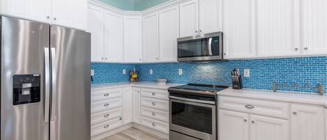 冷蔵庫、電子レンジ、オーブン、コンロ