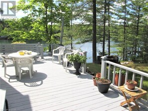 Outdoor dining - Cottage by The Lake (Bancroft)