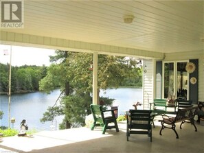 Outdoor dining - Cottage by The Lake (Bancroft)