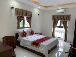 Minibar, escritorio, cortinas blackout y wifi gratis