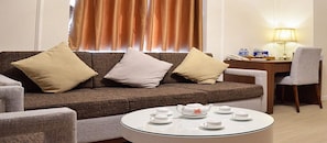 Habitación de lujo | Sala de estar | Televisión de pantalla plana