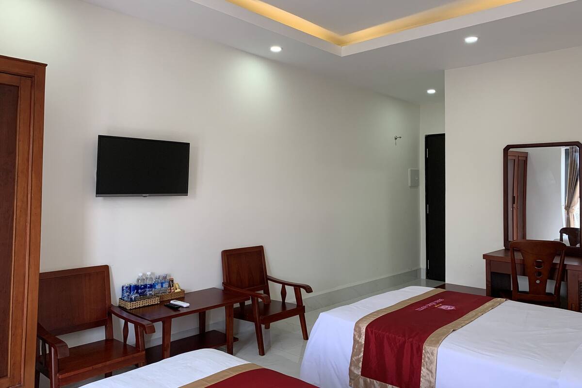 Minibar, desk, blackout drapes, WiFi (free)