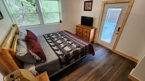3 bedrooms, desk, iron/ironing board, free WiFi - Jason's Log Cabin Retreat w/ Hot tub, rockers, swing, game room, & 3 King beds (Sevierville)