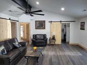 Smart TV, video games - Jason's Log Cabin Retreat w/ Hot tub, rockers, swing, game room, & 3 King beds (Sevierville)